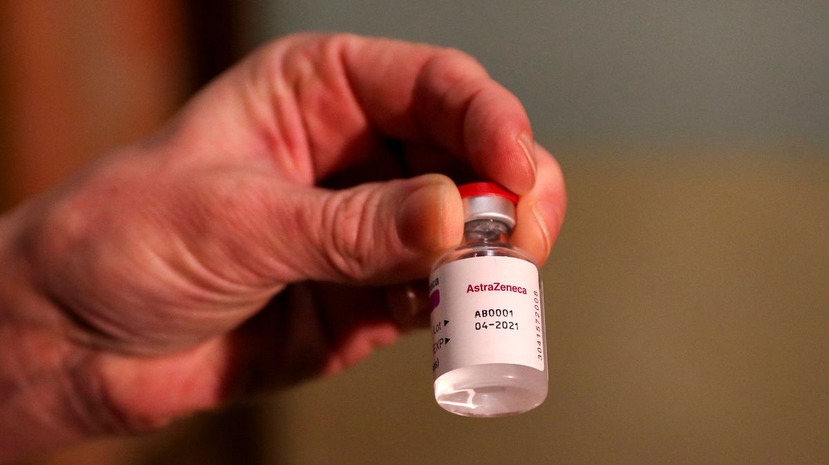 AstraZeneca je bezpečná, uvedla EMA. Řada zemí začne znovu očkovat